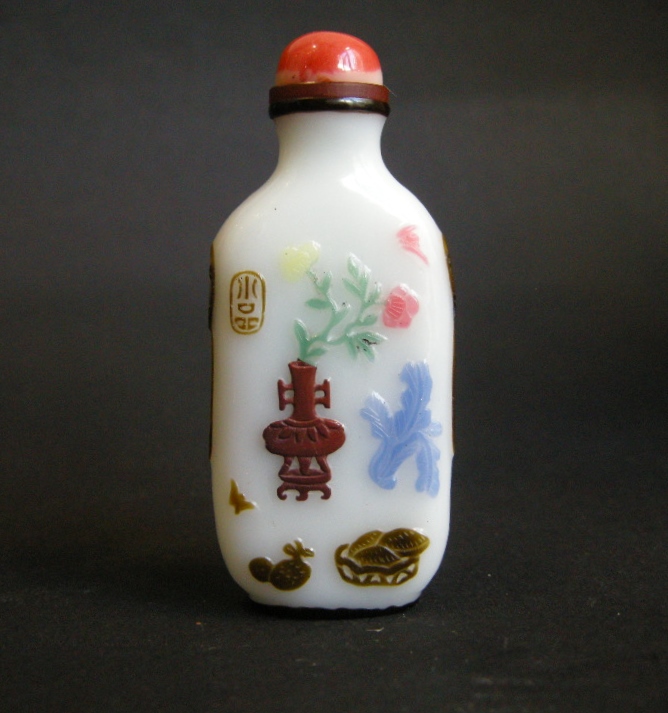 Snuff bottle overlay glass " six colors" on white ground   -

Yangzhou school     1800/1870  